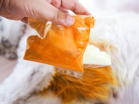 Turmeric powder and sulfur powder on dogs To treat itching And dermatit