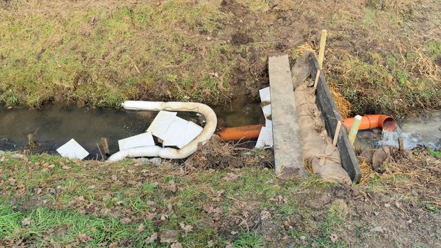 Temporary simple but whirling oil barrier according to the principle of a separator in a small stream, remediation