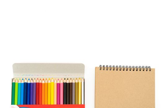 24 color pencils, 1 brown book, 24 colors Wood color is packed in a brown paper box placed on the bottom left of the picture and books on the bottom right of the picture, all placed on a white background.