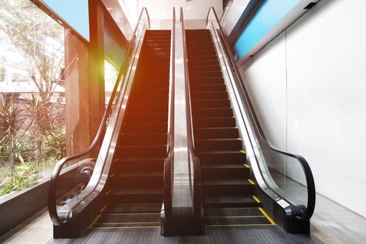  Lifting escalator                              