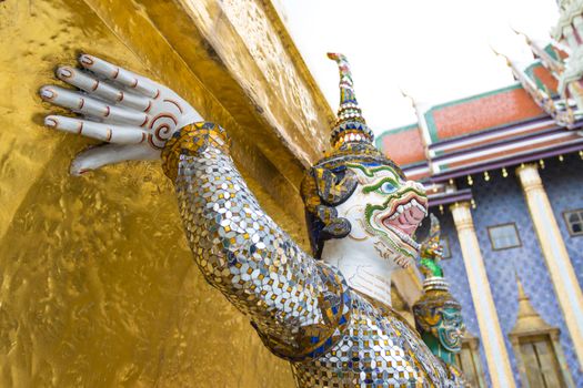 Art sculptures - Giant Statues , The giant monkey and help bear the pagoda. Another view is that the foreigners came shooting. By imitating the giant monkey.- Travel Republic Thailand