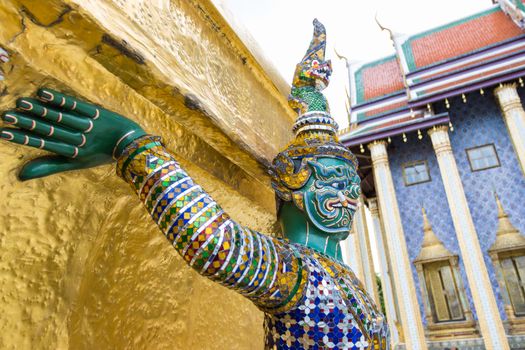 Art sculptures - Giant Statues , The giant monkey and help bear the pagoda. Another view is that the foreigners came shooting. By imitating the giant monkey.- Travel Republic Thailand