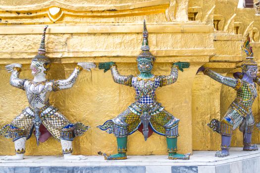 Art sculptures - Giant Statues , The giant monkey and help bear the pagoda. Another view is that the foreigners came shooting. By imitating the giant monkey.- Travel Republic Thailand
