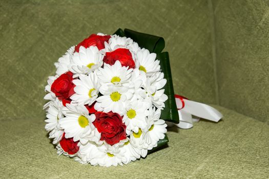 white red bridal bouquet