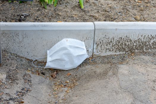 a protective medical mask is lying on the ground 