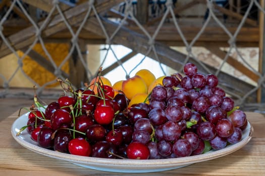 The plate with the fruit's sphysicists stands on the table