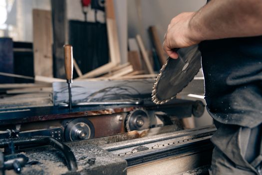 replacement of a gear cutting disc on a circular saw in a joinery.