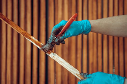 varnishing of wooden slats with a protective coating with a color shade.