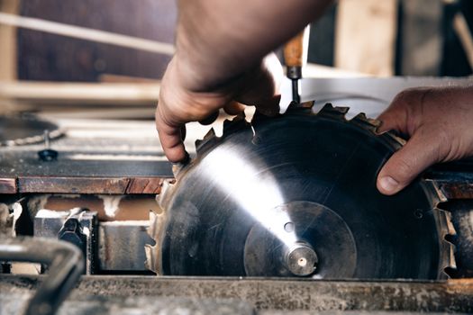 replacement of a gear wheel on a circular saw in a joinery.