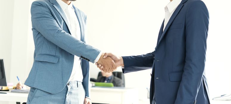 Businessman making handshake agreement. concept cooperation.