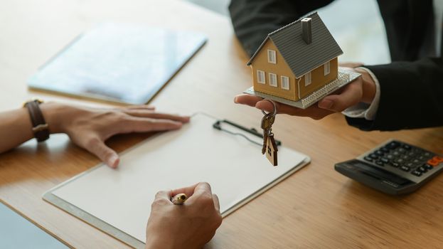 House broker is introducing the client to sign the purchase contract.