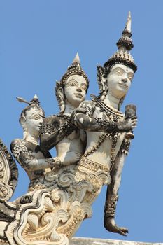 Statue of angels. On the roof of the temple is decorated according to Buddhism.