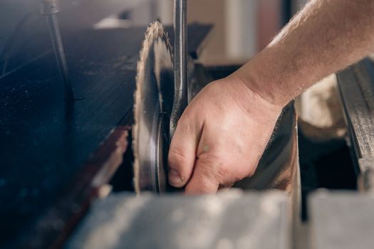 replacement of a gear wheel on a circular saw in a joinery.