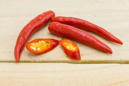 Chili - The pepper plants to the nature of the sphere of the long spikes on wood 