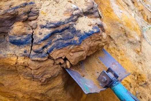 Dig a rock with a shovel containing gold.