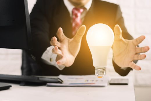 Businessman concepts hands of the light bulb new ideas with innovative technology solution 