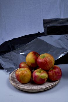 Apples on wooden plate, Red, black background, wooden tile