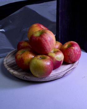 Apples on wooden plate, Red, black background, wooden tile