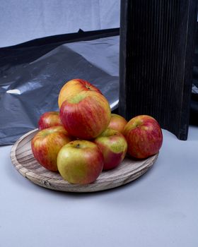 Apples on wooden plate, Red, black background, wooden tile