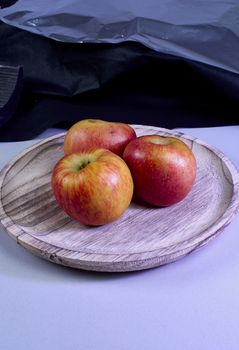 Apples on wooden plate, Red, black background, wooden tile