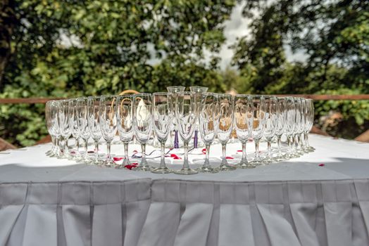Wedding table decoration. Heart-shaped arranged champagne glasses.