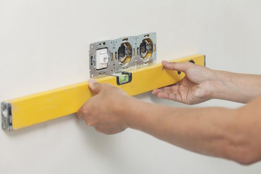 Use of the measuring tool for level installation