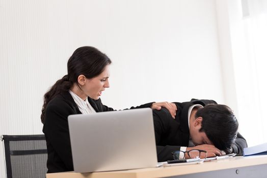 A businesswoman has upset with to sleep of the workmate in the working time at the office.