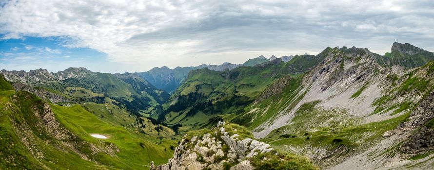 Fantastic panoramic hike from the Nebelhorn along the Laufbacher Eck via Schneck, Hofats and Oytal