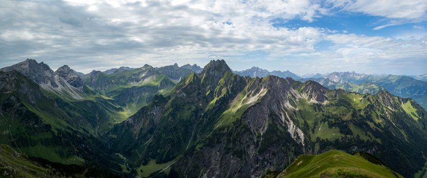 Fantastic panoramic hike from the Nebelhorn along the Laufbacher Eck via Schneck, Hofats and Oytal