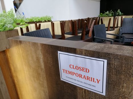Closed temporarily - notice board on cafe ,  shut down business during coronavirus pandemic, covid-19 outbreak. Lockdown, isolation, small business bankruptcy concept.