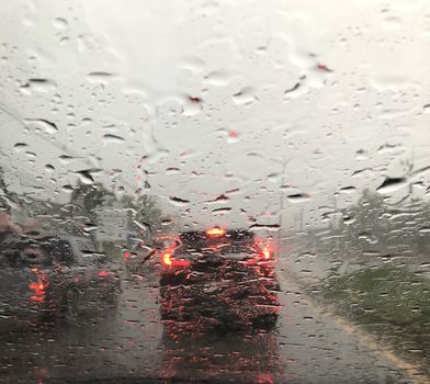 Drizzling on the windshield in the evening, heavy rain while driving.
