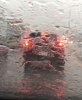 Drizzling on the windshield in the evening, heavy rain while driving.