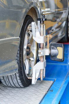 Balancing center wheel of car / Suspension Alignment