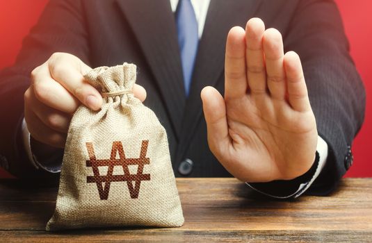 Businessman refuses to give south korean won money bag. Stop financing projects and reforms, crisis financial difficulties. Loan refusal, bad credit history. Asset freeze. Payment refund. Deception