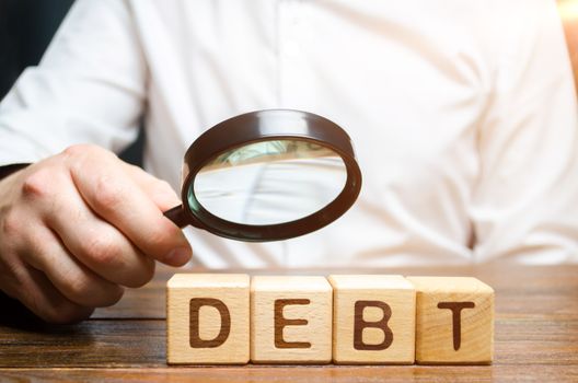Businessman explores debt. Study of the structure of debt, restructuring and the abolition of penalties, illegal charges. Inability to pay the debt. Unprofitable terms of business lending