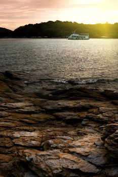 Passenger boats are parked on the sea waiting to receive passengers in the evening.