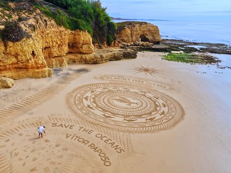 Sand mandalas by Vitor Raposo, here he creates a plastics free ocean picture