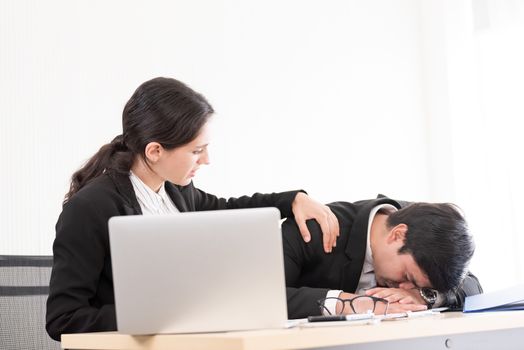 A businesswoman has upset with to sleep of the workmate in the working time at the office.