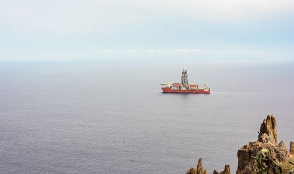 The ship is moored at the oil platform for unloading