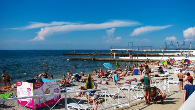 Människor koppla av på stranden vid havet