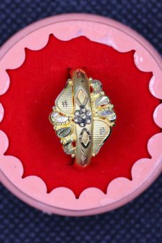 Beautiful shiny gold ring design for women (jewels catalog )