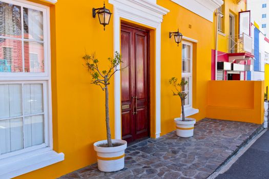 Beautiful African orange house and terrace in Bo-Kaap, Schotsche Kloof.