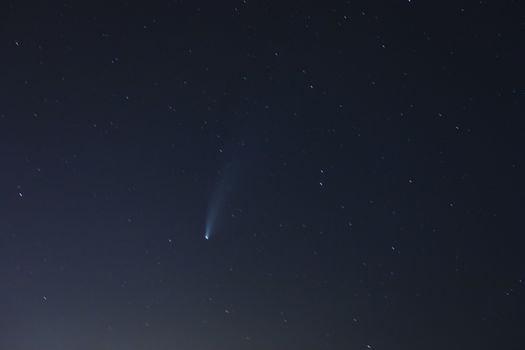 Comet Neowise, Comet C / 2020 F3, as it passes under the constellation Ursa Major, seen from Aragon, Spain, on July 21 at twelve o'clock at night.