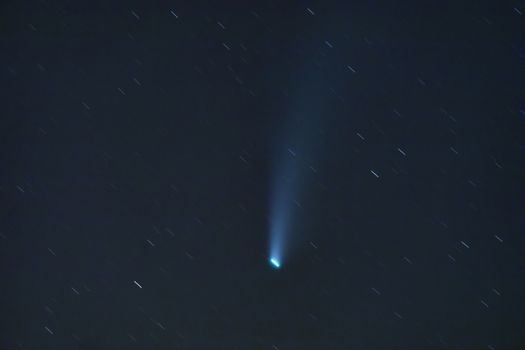 Comet Neowise, Comet C / 2020 F3, as it passes under the constellation Ursa Major, seen from Aragon, Spain, on July 21 at twelve o'clock at night.