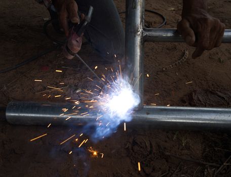 The male laborer, a maintenance worker, was using a metal brazing gas welding machine without dangerous tools at the factory.