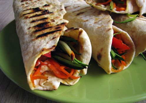 Домашняя шаурма из курицы и овощей крупным планом