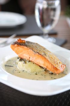 Grilled salmon with wakame sauce 