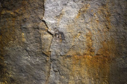 A face seems carved in the rock, but in fact is the work of nature itself.