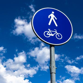 A sign indicates the presence of a pedestrian and bicycle trail.