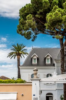 Palmier et Hôtel de luxe Blanc sur ciel bleu à Saint-Tropez en France